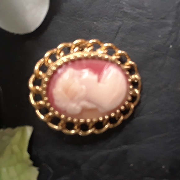 Cameo Brooch Goldtone - Picture 3 of 3